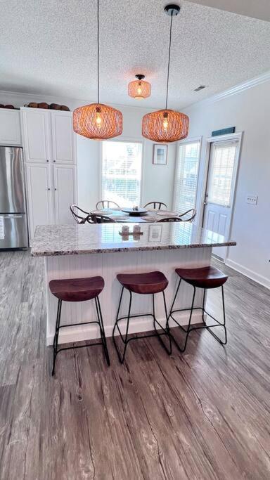 Walk To The Beach-Sleeps 10 And Golfcart Myrtle Beach Bagian luar foto